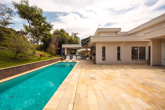 Piscina da mansão à venda no Condomínio Lagos de Shanadú, em Indaiatuba-SP