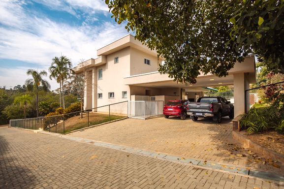 Garagem da mansão à venda no Condomínio Lagos de Shanadú, em Indaiatuba-SP