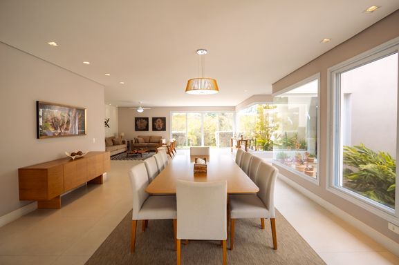 Sala da mansão à venda no Condomínio Lagos de Shanadú, em Indaiatuba-SP