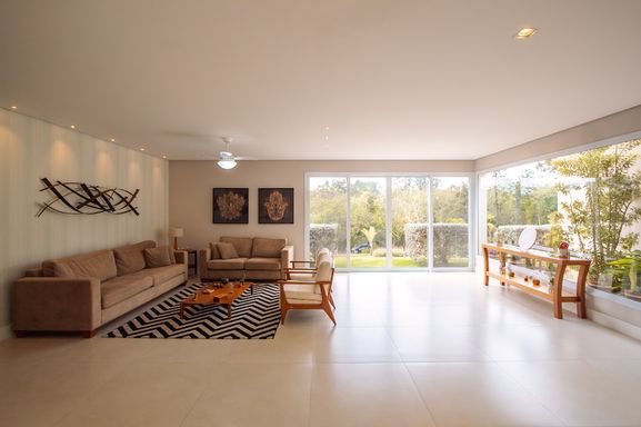 Sala da mansão à venda no Condomínio Lagos de Shanadú, em Indaiatuba-SP