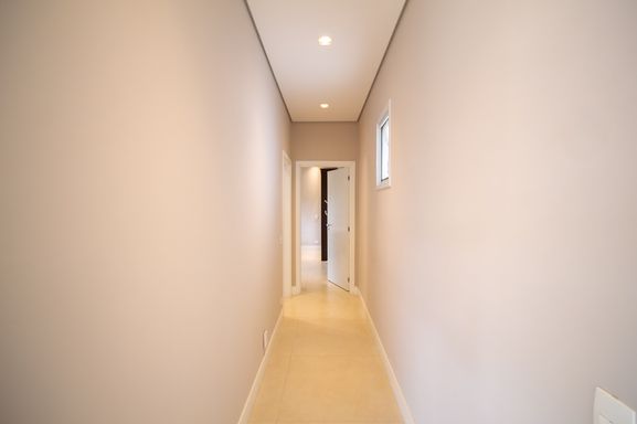 Corredor interno da mansão à venda no Condomínio Lagos de Shanadú, em Indaiatuba-SP
