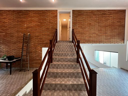 Acesso ao piso superior da casa para locação no Condomínio Milioni, em Salto/SP