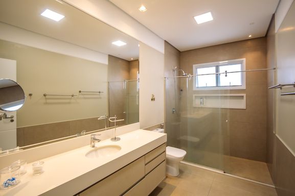 Suíte da mansão à venda no Condomínio Lagos de Shanadú, em Indaiatuba-SP