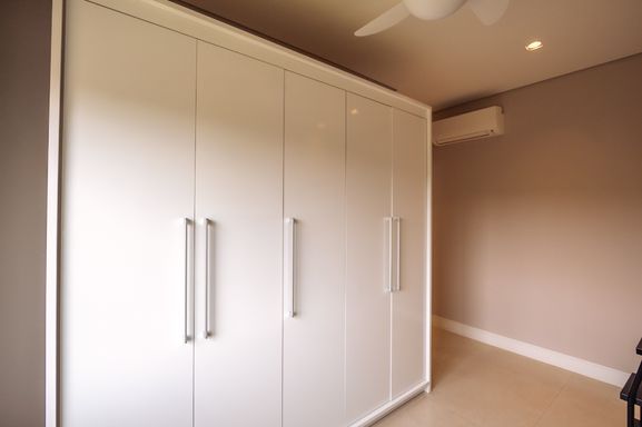 Suíte da mansão à venda no Condomínio Lagos de Shanadú, em Indaiatuba-SP