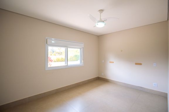 Suíte da mansão à venda no Condomínio Lagos de Shanadú, em Indaiatuba-SP