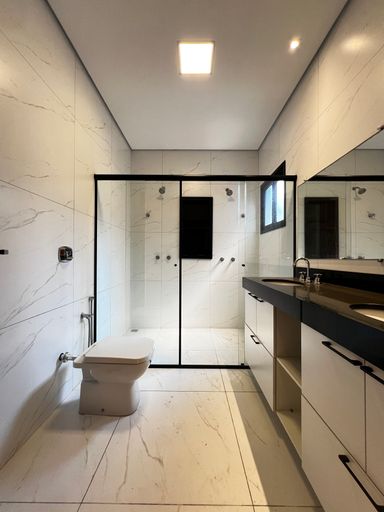 Banheiro da suíte 3 da casa à venda no Condomínio Lagos D'Icaraí, em Salto-SP