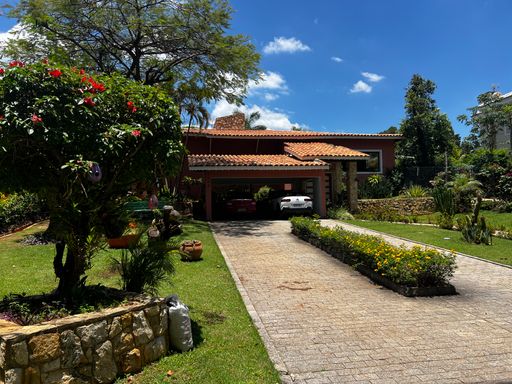Fachada da casa à venda no condomínio Monte Belo, em Salto-SP