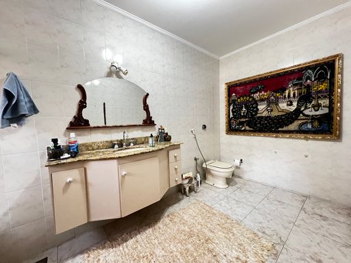 Banheiro da suíte da casa à venda no condomínio Monte Belo, em Salto-SP