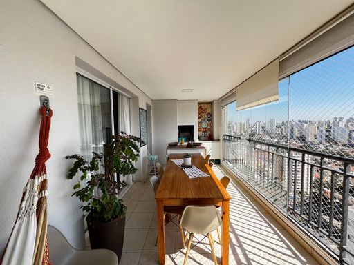 Varanda do apartamento à venda na Vila Gumercindo, em São Paulo