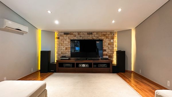 Sala de TV da casa à venda no Condomínio Colinas do Mosteiro de Itaici, em Indaiatuba