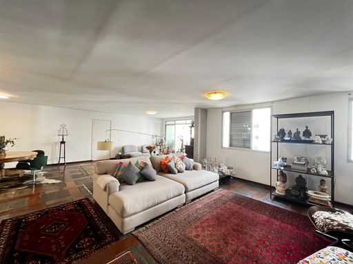 Sala do Apartamento à Venda no Edifício Renata, no Jardim Paulista, em São Paulo/SP