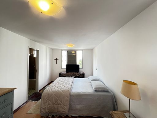 Suíte do Apartamento à Venda no Edifício Renata, no Jardim Paulista, em São Paulo/SP