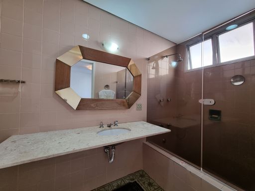 Banheiro da Suíte do Apartamento à Venda no Edifício Renata, no Jardim Paulista, em São Paulo/SP