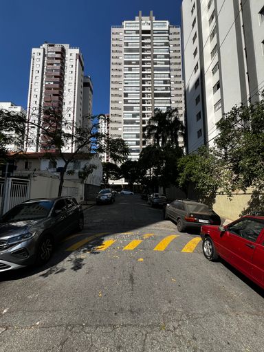 Fachada do prédio do apartamento à venda na Vila Gumercindo, em São Paulo