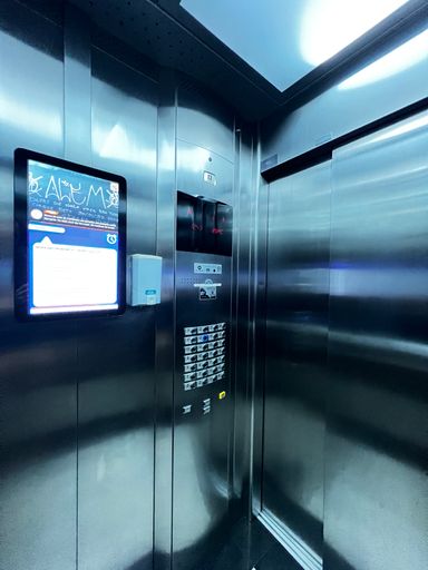 Elevador do prédio do apartamento à venda na Vila Gumercindo, em São Paulo