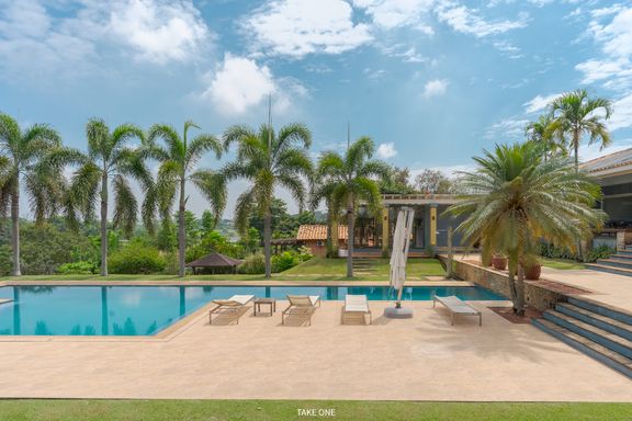 Piscina da mansão à venda no Lagos de Shanadú, em Indaiatuba-SP