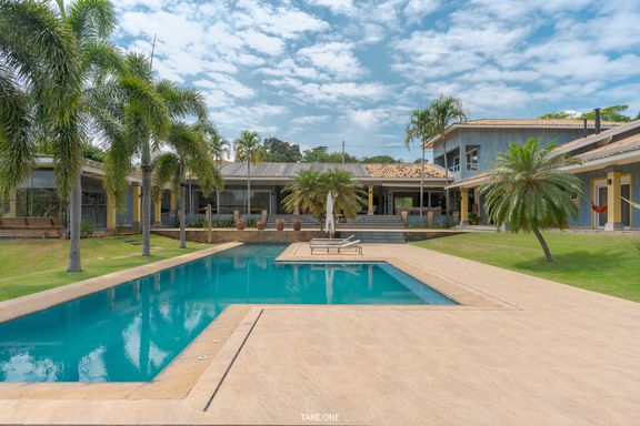 Piscina da mansão à venda no Lagos de Shanadú, em Indaiatuba-SP