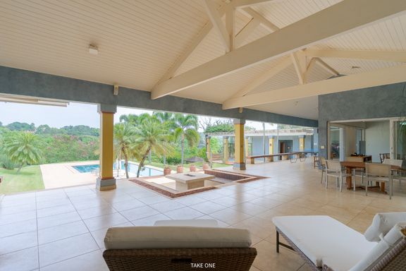 Varanda da mansão à venda no Lagos de Shanadú, em Indaiatuba-SP