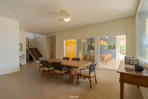 Sala da mansão à venda no Lagos de Shanadú, em Indaiatuba-SP