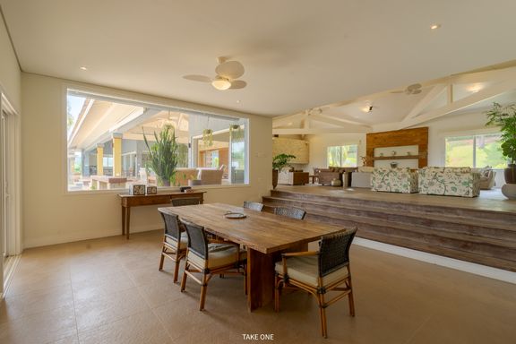 Sala da mansão à venda no Lagos de Shanadú, em Indaiatuba-SP