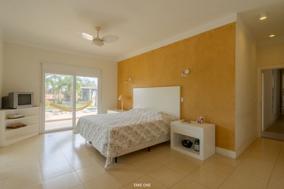 Suíte da mansão à venda no Lagos de Shanadú, em Indaiatuba-SP