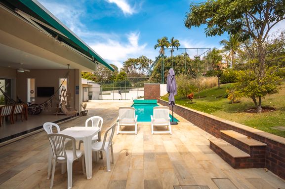 Piscina da mansão à venda no Condomínio Lagos de Shanadú, em Indaiatuba-SP