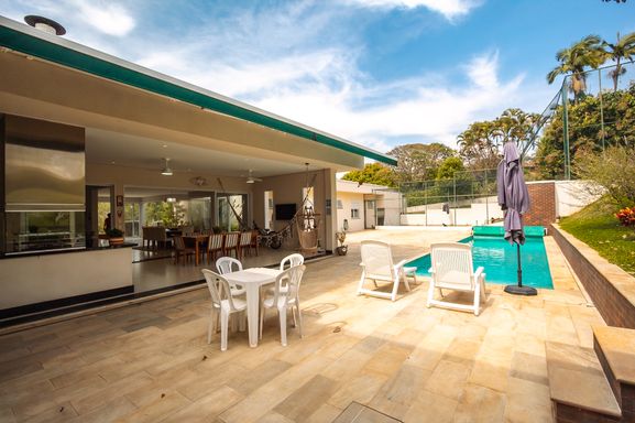 Piscina da mansão à venda no Condomínio Lagos de Shanadú, em Indaiatuba-SP