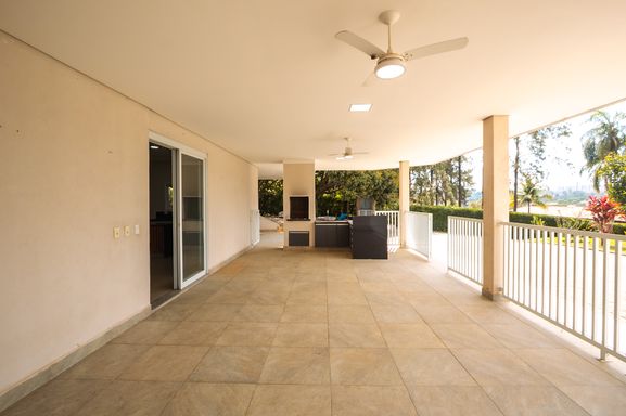 Varanda da mansão à venda no Condomínio Lagos de Shanadú, em Indaiatuba-SP