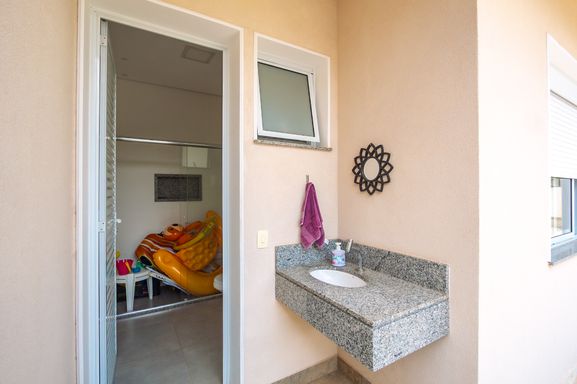Banheiro externo da mansão à venda no Condomínio Lagos de Shanadú, em Indaiatuba-SP