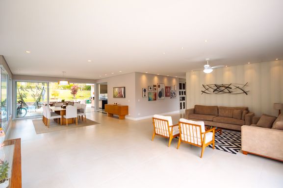 Sala da mansão à venda no Condomínio Lagos de Shanadú, em Indaiatuba-SP