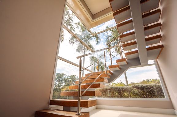 Escada de acesso da mansão à venda no Condomínio Lagos de Shanadú, em Indaiatuba-SP