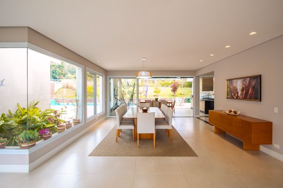 Sala da mansão à venda no Condomínio Lagos de Shanadú, em Indaiatuba-SP