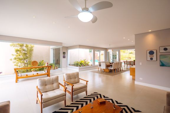 Sala da mansão à venda no Condomínio Lagos de Shanadú, em Indaiatuba-SP