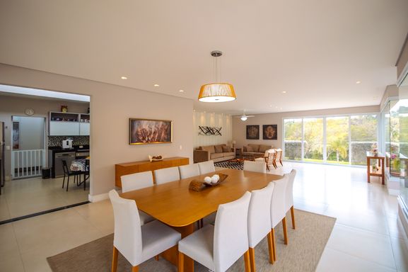 Sala da mansão à venda no Condomínio Lagos de Shanadú, em Indaiatuba-SP