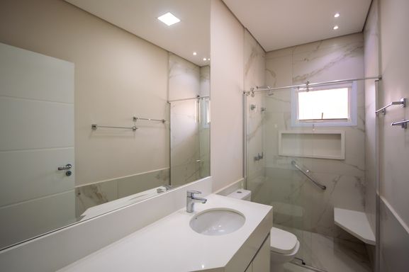 Suíte da mansão à venda no Condomínio Lagos de Shanadú, em Indaiatuba-SP