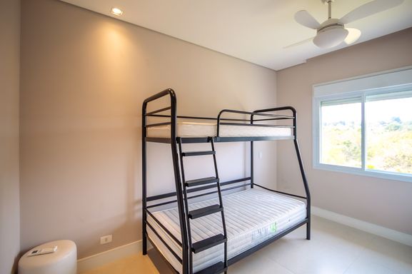 Suíte da mansão à venda no Condomínio Lagos de Shanadú, em Indaiatuba-SP