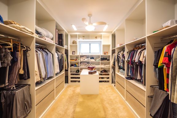 Suíte da mansão à venda no Condomínio Lagos de Shanadú, em Indaiatuba-SP