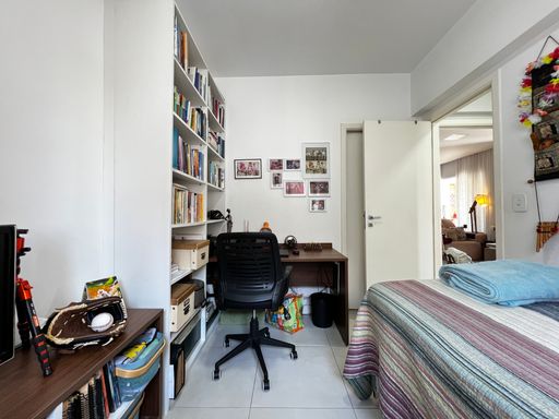 Suíte do apartamento à venda na Vila Gumercindo, em São Paulo