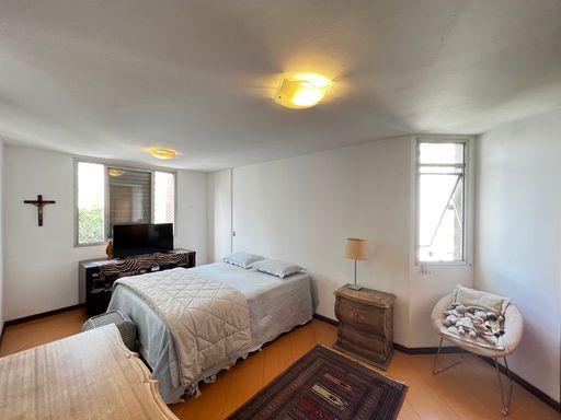 Suíte do Apartamento à Venda no Edifício Renata, no Jardim Paulista, em São Paulo/SP