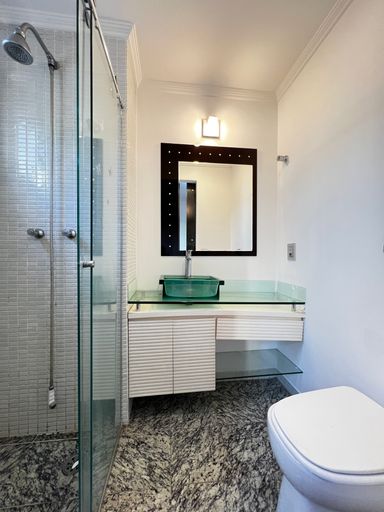 Banheiro Suíte Apartamento à Venda no Edifício Solar das Palmeiras, na Vila Mariana, em São Paulo