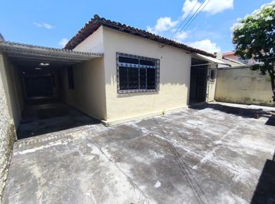 Entrada da casa principal com garagem, e casa anexo