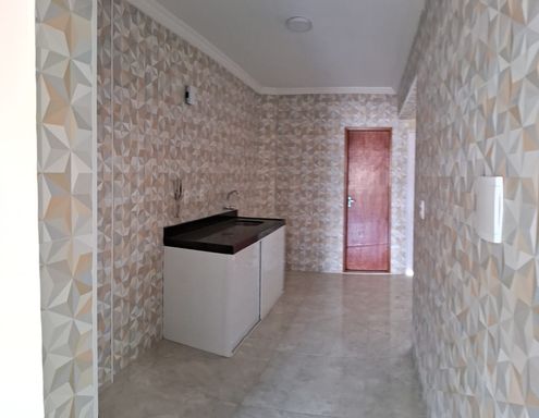 Cozinha toda revestida em cerâmica, pia de mármore