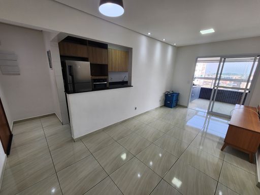 Sala ampla com saída p/ sacada