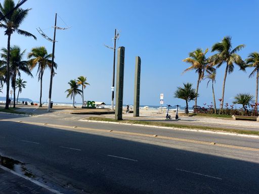 Saída de banhistas pela Av. Castelo Branco (orla da Praia) divisa entre Praia da Tupi e Praia do Ocian