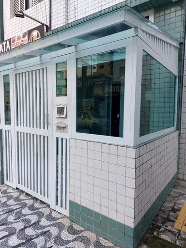 Entrada e saída de banhistas pela Av. Castelo Branco (orla da praia)
