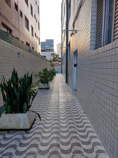 Corredor externo, e no final dele tem o bicicletário.