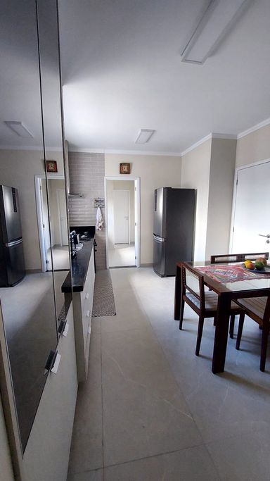 Cozinha é um ambiente generoso e muito funcional, perfeito para quem valoriza espaço, praticidade e o prazer de cozinhar em família. Tem uma ótima amplitude, com uma pia de bancada generosa e luminosidade natural.
