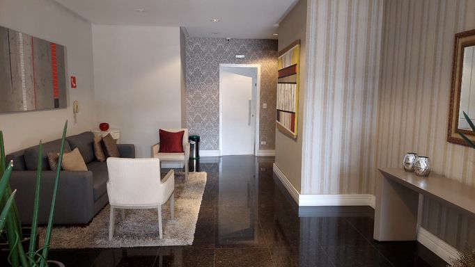 Hall espaçoso de entrada, já mibiado e decorado. A decoração impecável, decoração combinando na paleta de cores dos móveis.