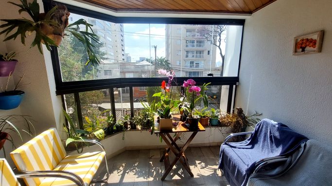 Sala principal conta com uma excelente varanda fechada em vidro, garatindo ótima iluminação natural com ambiente protegido, ideal para o convívio em qualquer época do ano, sem os problemas de vento ou chuva direta.