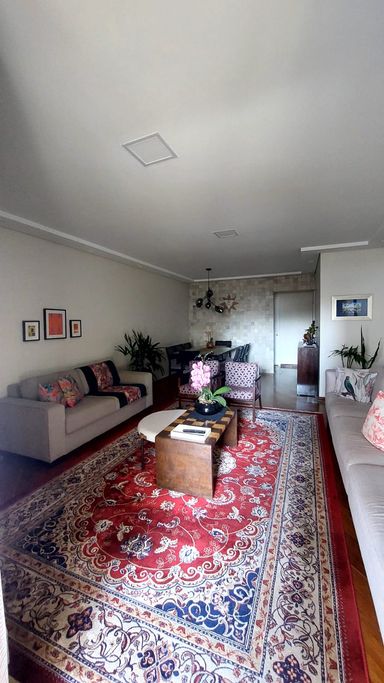 A sala principal é um verdadeiro convite ao bem-estar. Totalmente mobiliada e decorada com extremo bom gosto, ela apresenta um design moderno e harmônico que otimiza cada metro quadrado. O layout inteligente e a alta qualidade do mobiliário combinam estética e funcionalidade, resultando em um ambiente acolhedor, elegante e pronto para receber seus melhores momentos.